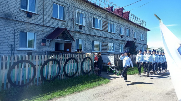 Замечательный парад у дома ветерана в канун Дня Победы.